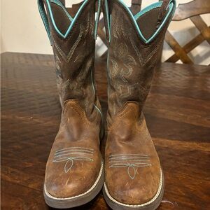 Ariat cowgirl boots round toed